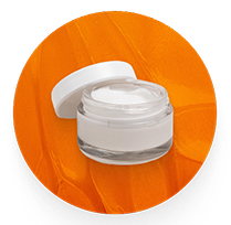 Tarro pequeño de crema cosmética blanco con tapa abierta sobre fondo circular naranja