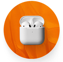 Auriculares inalámbricos blancos en estuche de carga abierto sobre fondo circular naranja