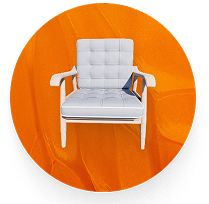 Sillón acolchado de madera clara con cojines grises, sobre fondo circular naranja