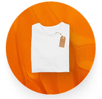 Camiseta blanca doblada con etiqueta marrón sobre fondo circular naranja