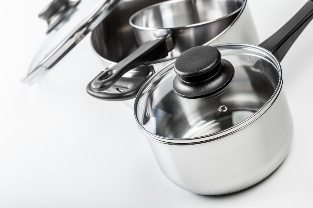 Varios menajes de cocina de acero inoxidable