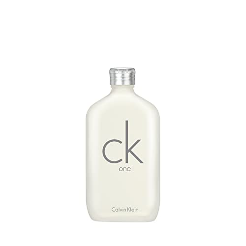 Frasco blanco de CK One de Calvin Klein, con logo grabado en color gris claro.
