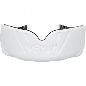 Protector bucal Venum de color blanco con logo en relieve, vista frontal