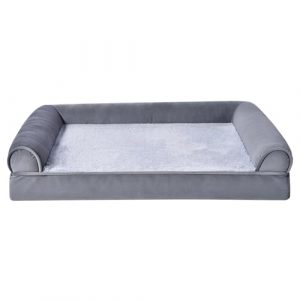 Cama para mascotas estilo sofá en color gris con superficie suave, ideal para perros