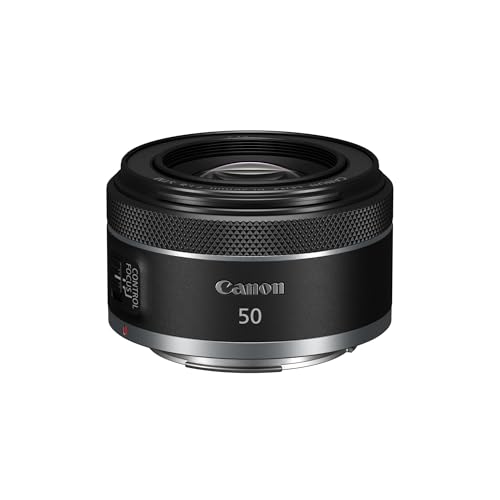 Objetivo Canon RF 50mm F1.8 STM visto desde el frente en un fondo blanco