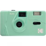 Frente de la cámara de película reutilizable KODAK M35 en color verde menta