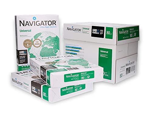 Paquete de papel multiusos Navigator Universal en varias presentaciones en una superficie blanca