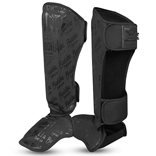 Espinilleras Muay Thai de Buddha Fight Wear modelo Epic vistas desde el lateral, con diseño en negro y logotipos de la marca