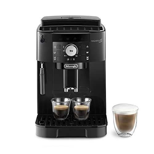 Cafetera superautomática De'Longhi Magnifica S en color negro sirviendo dos tazas de café recién preparado.