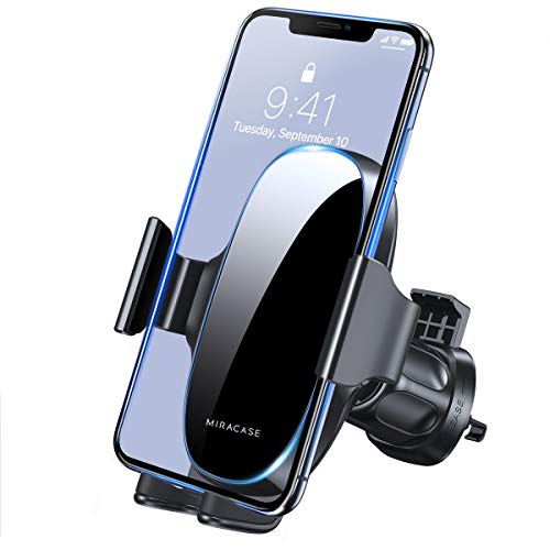 Soporte móvil Miracase para coche sosteniendo un iPhone mostrando la pantalla con la hora y fecha