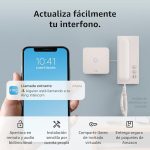 Notificación de llamada entrante a través de Ring Intercom en un smartphone junto al dispositivo interfono