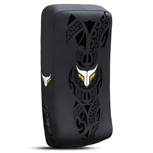 Almohadilla de Muay Thai negra con diseño tribal en la parte frontal, ideal para entrenamiento de artes marciales y kickboxing.