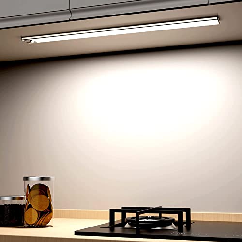 Luz de armario ultrafina OUILA instalada en una cocina, iluminando el espacio de manera elegante