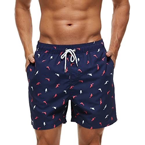 Bañador de hombre en azul marino con estampado de tiburones en rojo y blanco, mostrando la vista frontal con manos en los bolsillos.