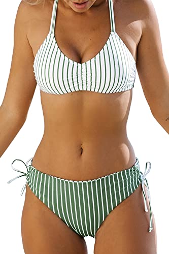 Modelo usando un bikini CUPSHE de rayas verdes y blancas con tirantes finos en la playa