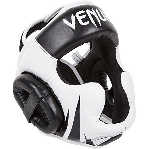 Casco MMA Venum con diseño en negro y blanco visto desde un lado, ideal para entrenamientos de artes marciales.