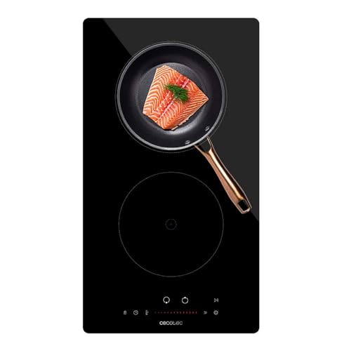 Placa de inducción Cecotec con salmón cocinándose en sartén