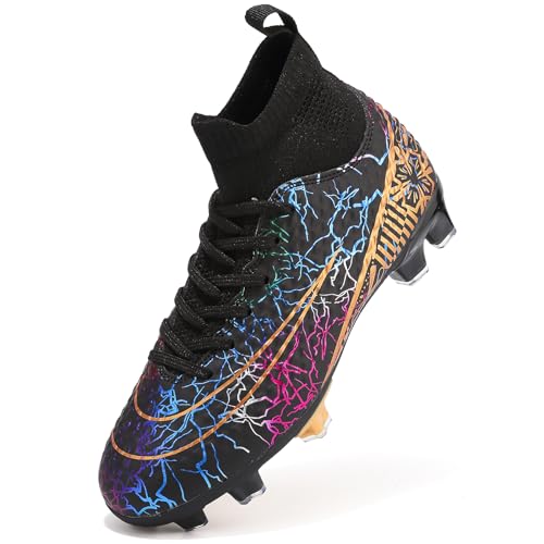 Zapatos de fútbol para niños en color negro con detalles en azul, rosa y oro, ideales para rendimiento en el campo