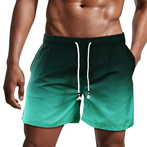 Hombre con traje de baño corto de color degradado verde en la parte frontal, mostrando tejido ligero y cómodo