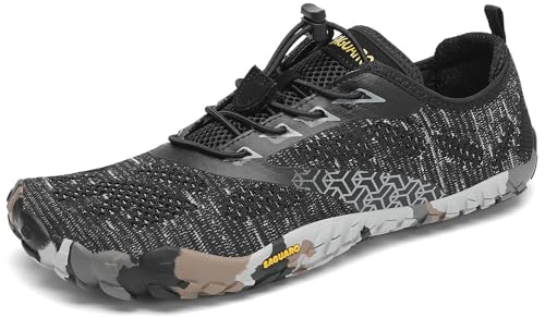 Zapatillas minimalistas SAGUARO negras con diseño antideslizante, ideales para actividades exteriores.