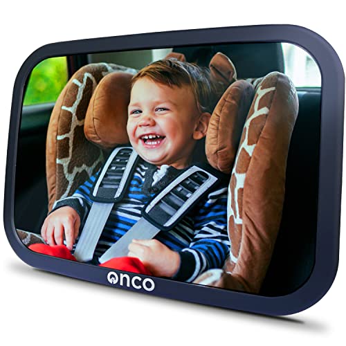 Espejo Onco para coche mostrando a un niño feliz en su asiento de seguridad