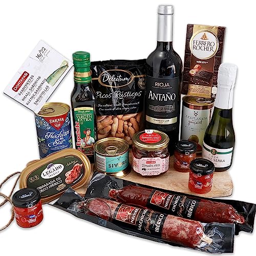 Cesta gourmet con embutidos, aceitunas, vino y chocolates seleccionados, ideal para regalar