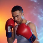 Profesional de boxeo siguiendo la guía de los mejores bucales de boxeo de Amazon