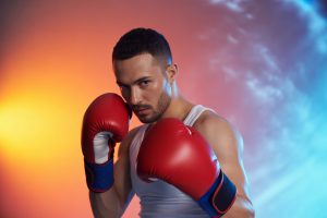 Profesional de boxeo siguiendo la guía de los mejores bucales de boxeo de Amazon