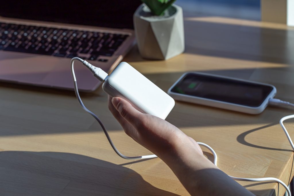 power bank conectado a un móvil
