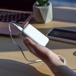 power bank conectado a un móvil