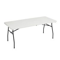 Mesa plegable blanca con patas negras, ideal para eventos y espacios de trabajo, mostrando su diseño funcional.