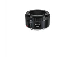 Canon EF 50mm f/1.8 STM objetivo desde ángulo superior sobre fondo blanco