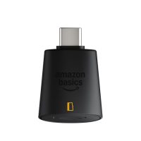Lector de tarjetas micro-SD USB C de Amazon Basics en color negro, visto desde un ángulo