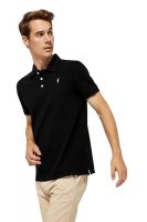 Hombre luciendo polo negro de manga corta de Polo Club en pose lateral, ideal para moda casual