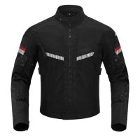 Chaqueta de motocicleta negra con detalles reflectantes en primer plano