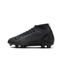 Vista lateral de las zapatillas Nike Jr. Mercurial Superfly 10 Club en color negro, destacando su diseño elegante y moderno.