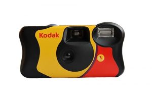 Cámara de un solo uso Kodak FunSaver 8617763 vista frontal con diseño en amarillo, negro y rojo