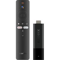 Control remoto del Xiaomi Smart TV Stick 4K junto al dispositivo de streaming