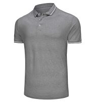 Polo de hombre en color gris claro con mangas cortas y diseño clásico, ideal para actividades deportivas.