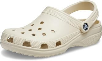 Zuecos Crocs de color crema con orificios de ventilación y correa trasera, modelo clásico ideal para comodidad diaria.