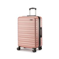 Maleta rígida de tamaño mediano color oro rosado, vista lateral con ruedas y asa extendida