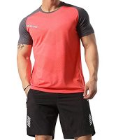Camiseta de entrenamiento masculina en rojo con diseño de malla, ideal para hacer deporte en el gimnasio o al aire libre.