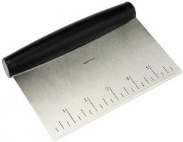 Rasqueta cortadora de acero inoxidable con mango antideslizante y marcas de medición en el borde