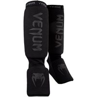 Espinilleras Venum color negro con logo frontal destacado