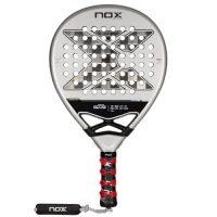Pala de pádel Nox At10 Genius 18K en color gris oscuro con diseño moderno frente a fondo blanco