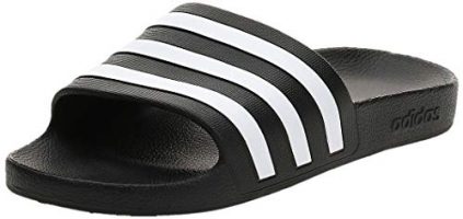 Chanclas adidas Adilette Aqua de color negro con bandas blancas vistas desde un lateral