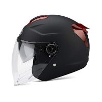 Vista lateral del casco LIONCIANO con visera transparente, destacando diseño aerodinámico y color negro mate
