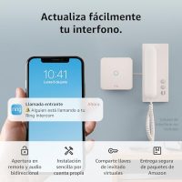 Notificación de llamada entrante a través de Ring Intercom en un smartphone junto al dispositivo interfono