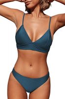 Traje de baño de dos piezas de CUPSHE en color azul marino vista frontal con top triangular y tirantes delgados