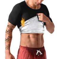 Hombre levantando su camiseta de sauna para mostrar sudor con calor atrapado durante su entrenamiento